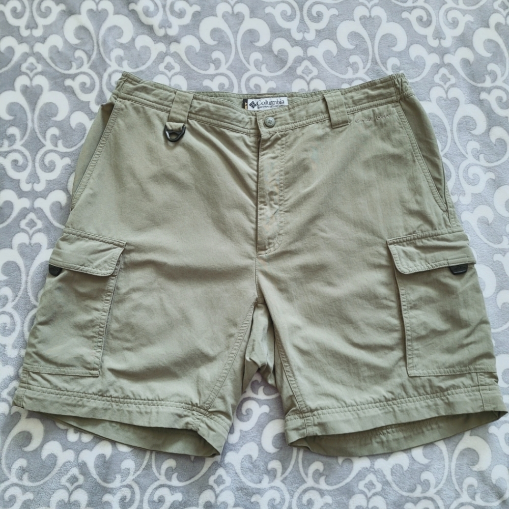 Columbia Men's cargo style shorts, Sage green, Medium